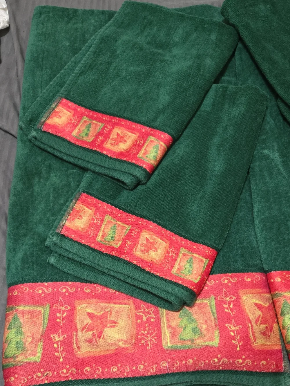 Holiday Green Bath Towels(2) And Hand Towels(4) with Festive Red Trim